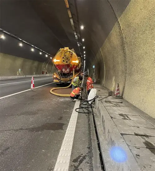 辽宁隧道排水渠清淤